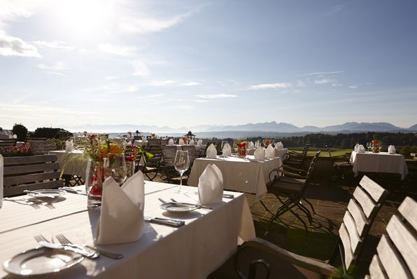 aschbacher-hof-terrasse-bergblick