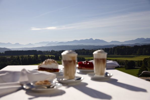 aschbacher-hof-terrasse-kaffee-und-kuchen