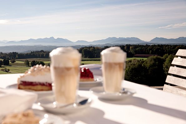 aschbacher-hof-terrasse-kaffee-und-kuchen