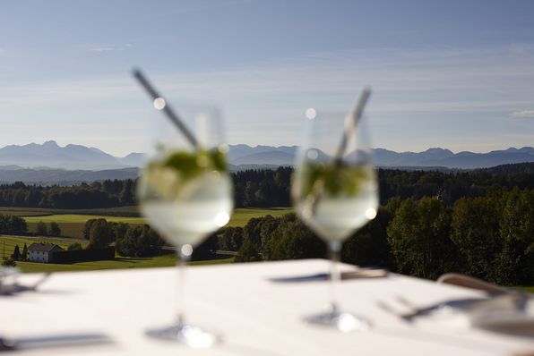 aschbacher-hof-terrasse-getraenke