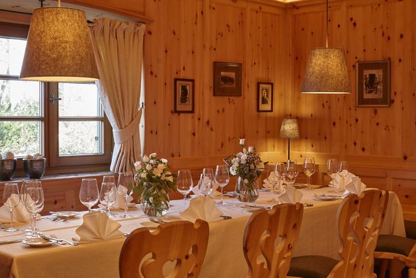 aschbacher-hof-kaminstube-tafel