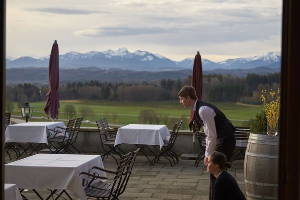 aschbacher-hof-terrasse-bergblick
