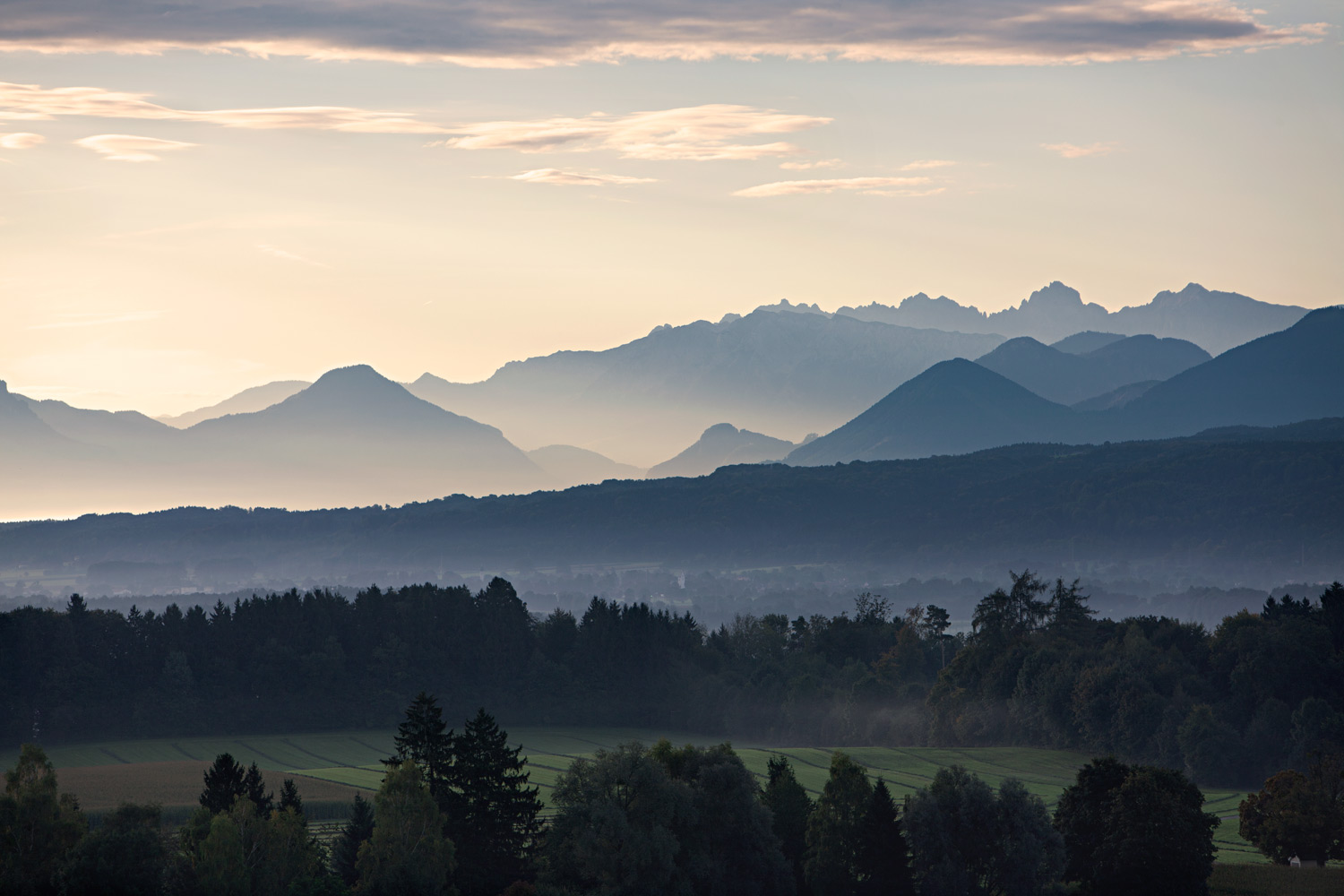 aschbacher-hof-alpenpanorama-morgengrauen aschbacher-hof-alpenpanorama-morgengrauen
