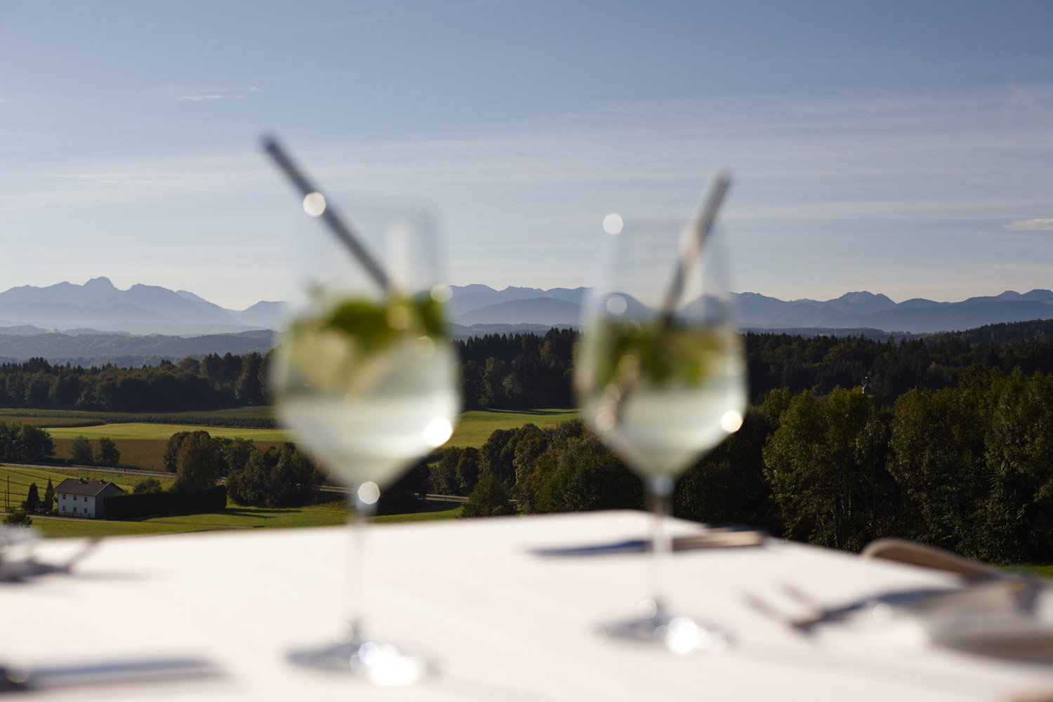 aschbacher-hof-terrasse-getraenke